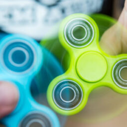 Te presentamos algunos trucos que podés hacer con el Fidget Spinner