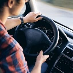 Cómo obtener tu primera licencia de conducir si sos menor de edad