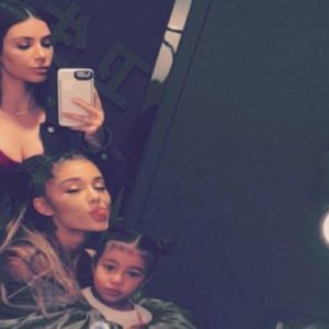 Kim Kardashian y su hija entraron al backstage de Ariana Grande