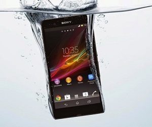 ¿Qué hacer si se te cae el celular al agua?