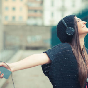 Mito o verdad: ¿escuchar música mientras haces tareas te distrae?