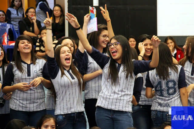 Bienvenida a nuevas alumnas en el Colegio Comercial Guatemalteco