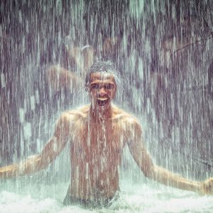 Por qué deberías bañarte con agua fría