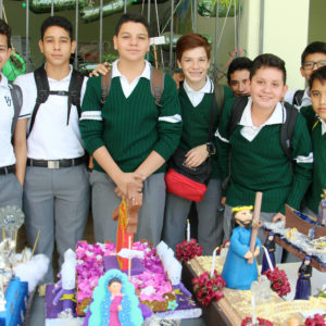 Exposición Tradiciones de Guatemala realiazada en el colegio Vanguardia Juvenil